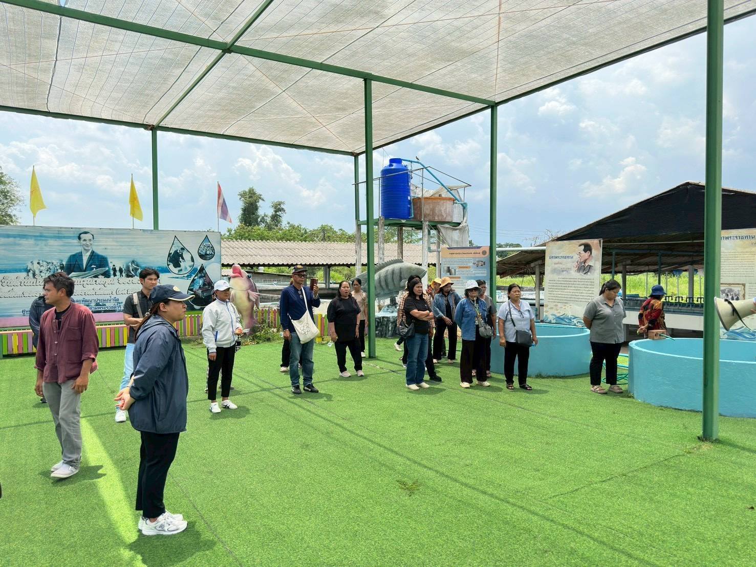 title - ส.ป.ก.พระนครศรีอยุธยา จัดการศึกษาดูงานโครงการที่ดินพระราชทานจังหวัดพระนครศรีอยุธยา ปีงบประมาณ พ.ศ. ๒๕๖๙ หลักสูตร การศึกษาดูงานการพัฒนาตามแนวทางพระราชดำริ ซึ่งได้รับเกียรติจากนางวิไลกัลยา สาริพันธ์ ปฏิรูปที่จังหวัดระยอง ให้การต้อนรับและอำนวยความสะดวก ณ ศูนย์บริการการพัฒนาปลวกแดงตามพระราชดำริ จังหวัดระยอง